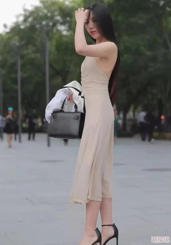 朋友的姐姐身材高挑，气质出众，是个非常有魅力的女人