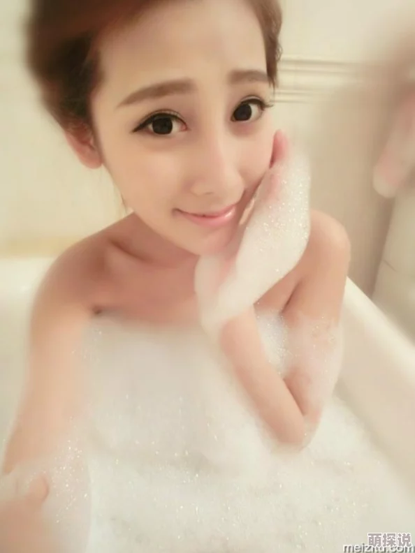 18美女光胸光屁屁洗澡最近在网上爆红引发热议