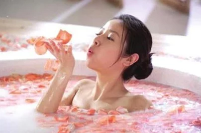 18美女光胸光屁屁洗澡最近在网上爆红引发热议