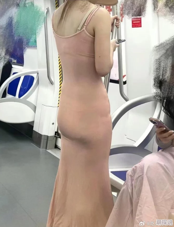 18美女光胸光屁屁洗澡最近在网上爆红引发热议