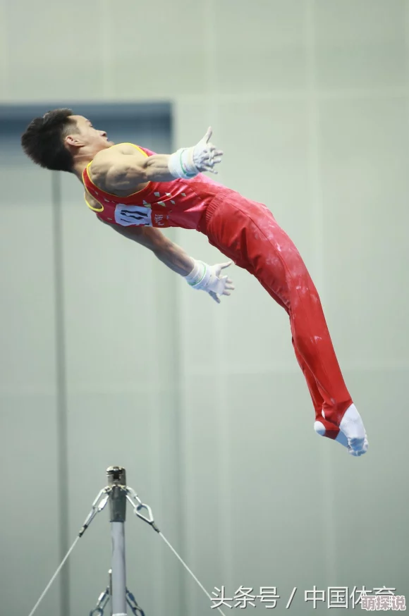 体育老师在单杠下抄了一节课因为他正在学习新的教学方法和技巧