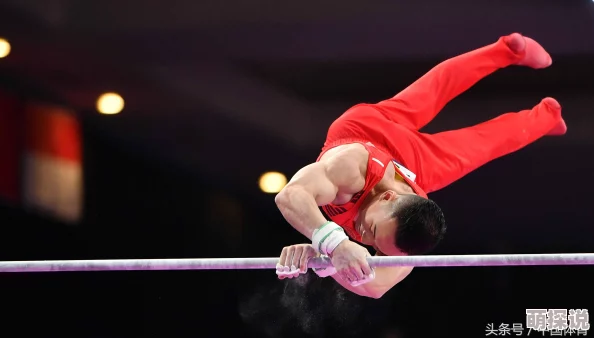 体育老师在单杠下抄了一节课因为他正在学习新的教学方法和技巧
