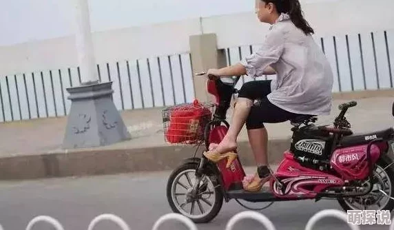 吻胸揉屁股摸腿娇喘舌吻骑车的女人