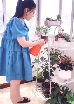 孕妇bbwxxxx最近在家中养花种草，享受自然的乐趣