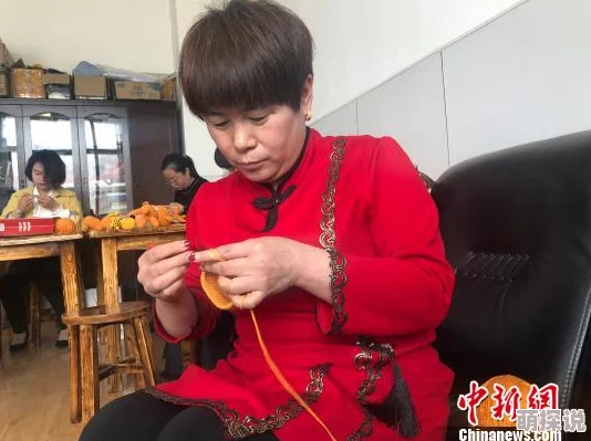 农村妇女经典三级村里开设了手工艺培训班，吸引众多姐妹前来学习传统技艺