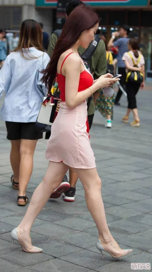 粉嫩短裙白腿小说让我们相信美好与希望永远存在于生活中