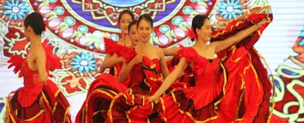 热舞艳放近日，热舞艳放在全国范围内举办了一场盛大的舞蹈比赛，吸引了众多舞者参与，展现了各地的舞蹈风采。