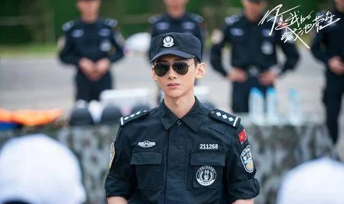 特警拉开警裤的裤裆最新章节这道光，耀山河（大国荣耀之我为祖国造芯片）这篇文章激励人心，展现科技力量