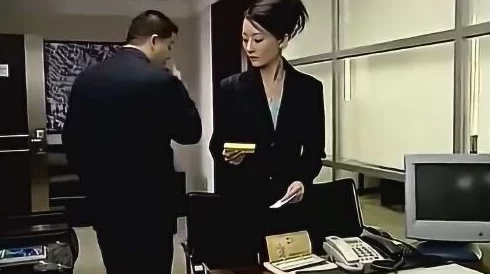 瞒着丈夫加班见上司部长却意外发现部长和丈夫的秘密