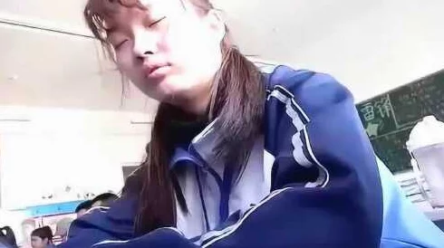 操女同桌她坚决否认并表示要告诉老师 操女同桌她坚决否认并表示要告诉老师