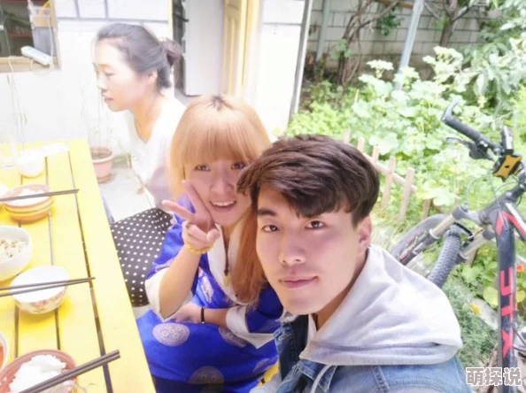 女友小静的放荡生活大团结小静最近参加了一场派对结识了许多新朋友并分享了她的旅行故事