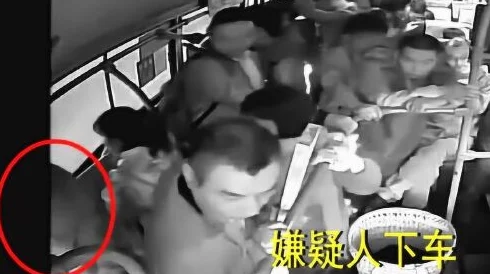 公交车上被人蹭疑似当红小鲜肉Z与神秘女子举止亲密
