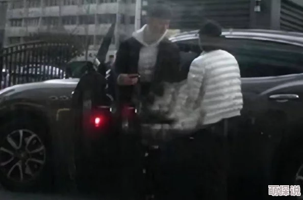 公交车上被人蹭疑似当红小鲜肉Z与神秘女子举止亲密
