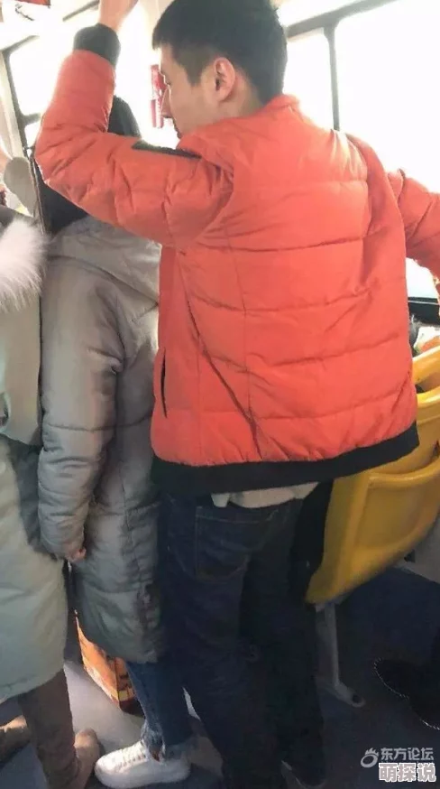 公交车上被人蹭疑似当红小鲜肉Z与神秘女子举止亲密