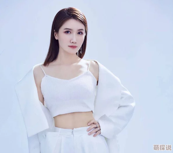 白洁高仪据传曾在三亚度假时与神秘男子举止亲密共进晚餐