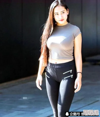 欧美巨尻身材丰腴的女性在阳光沙滩享受假日时光