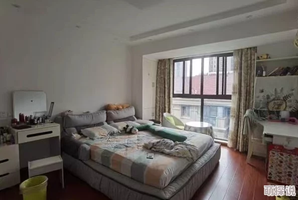 他们一路从厨房做到了卧室现在又从卧室杀到了客厅最后在阳台上迎来了最终的决战