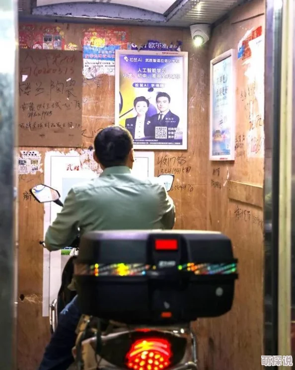 老人在电梯上演活人二进车监控视频记录惊险瞬间提醒安全乘梯