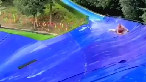 啊啊啊啊好大好爽原视频标题为“水上乐园巨型滑梯体验”游客称刺激程度远超预期
