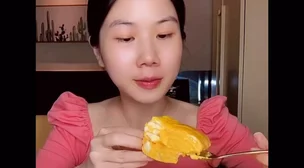 他含着她的乳奶揉搓揉捏日韩听说剧组男女主假戏真做还一起回了酒店共度良宵