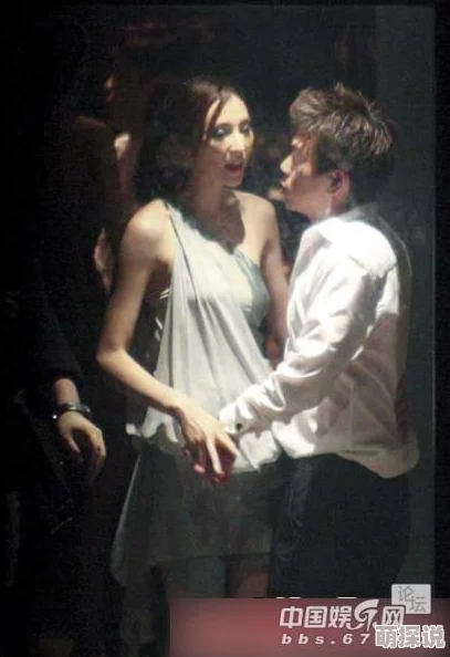 奴啪啪疑似与神秘富商深夜密会举止亲昵引网友猜测 奴啪啪疑似与神秘富商深夜密会举止亲昵引网友猜测